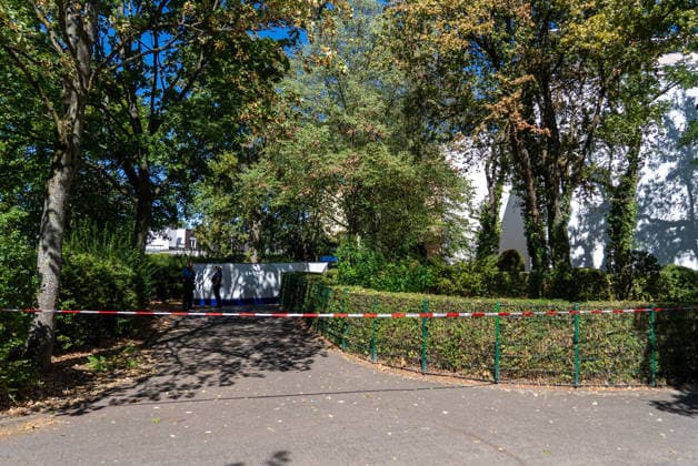 Mann in Frankfurt tödlich verletzt Polizei fahndet nach Tatverdächtigem Am Mittag des 11. August 2026 wurde in Frankfurt am Main eine schwer verletzte Person aufgefunden. Diese verstarb noch am Tatort. Die Polizei fahndet nach dem Täter, auch ein Hubschrauber ist im Einsatz. Der Täter ist flüchtig und möglicherweise bewaffnet. Frankfurt am Main Nied Hessen Deutschland
