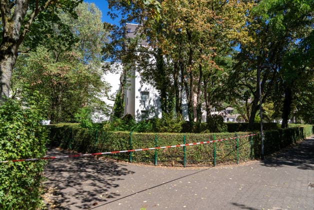 Mann in Frankfurt tödlich verletzt Polizei fahndet nach Tatverdächtigem Am Mittag des 11. August 2026 wurde in Frankfurt am Main eine schwer verletzte Person aufgefunden. Diese verstarb noch am Tatort. Die Polizei fahndet nach dem Täter, auch ein Hubschrauber ist im Einsatz. Der Täter ist flüchtig und möglicherweise bewaffnet. Frankfurt am Main Nied Hessen Deutschland