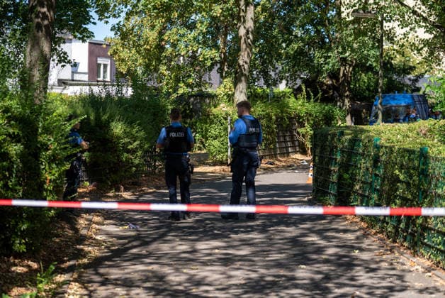 Mann in Frankfurt tödlich verletzt Polizei fahndet nach Tatverdächtigem Am Mittag des 11. August 2026 wurde in Frankfurt am Main eine schwer verletzte Person aufgefunden. Diese verstarb noch am Tatort. Die Polizei fahndet nach dem Täter, auch ein Hubschrauber ist im Einsatz. Der Täter ist flüchtig und möglicherweise bewaffnet. Frankfurt am Main Nied Hessen Deutschland