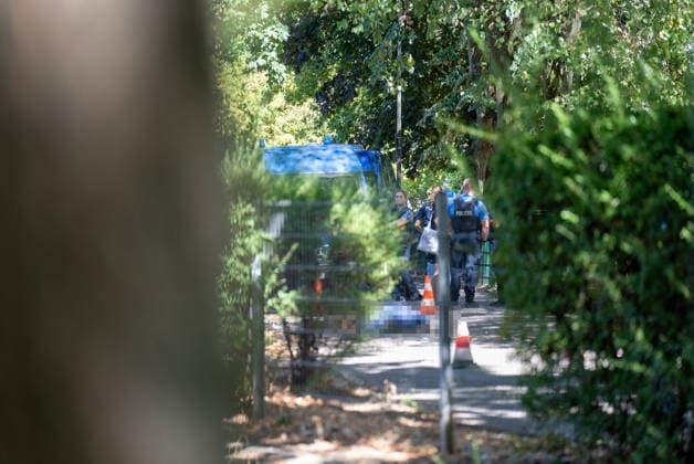 Mann in Frankfurt tödlich verletzt Polizei fahndet nach Tatverdächtigem Am Mittag des 11. August 2026 wurde in Frankfurt am Main eine schwer verletzte Person aufgefunden. Diese verstarb noch am Tatort. Die Polizei fahndet nach dem Täter, auch ein Hubschrauber ist im Einsatz. Der Täter ist flüchtig und möglicherweise bewaffnet. Frankfurt am Main Nied Hessen Deutschland
