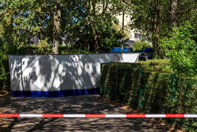 Mann in Frankfurt tödlich verletzt Polizei fahndet nach Tatverdächtigem Am Mittag des 11. August 2026 wurde in Frankfurt am Main eine schwer verletzte Person aufgefunden. Diese verstarb noch am Tatort. Die Polizei fahndet nach dem Täter, auch ein Hubschrauber ist im Einsatz. Der Täter ist flüchtig und möglicherweise bewaffnet. Frankfurt am Main Nied Hessen Deutschland
