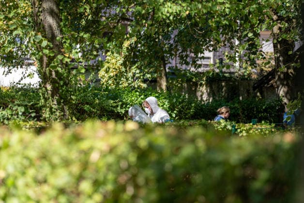 Mann in Frankfurt tödlich verletzt Polizei fahndet nach Tatverdächtigem Am Mittag des 11. August 2026 wurde in Frankfurt am Main eine schwer verletzte Person aufgefunden. Diese verstarb noch am Tatort. Die Polizei fahndet nach dem Täter, auch ein Hubschrauber ist im Einsatz. Der Täter ist flüchtig und möglicherweise bewaffnet. Frankfurt am Main Nied Hessen Deutschland