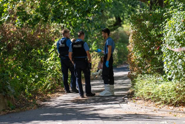 Mann in Frankfurt tödlich verletzt Polizei fahndet nach Tatverdächtigem Am Mittag des 11. August 2026 wurde in Frankfurt am Main eine schwer verletzte Person aufgefunden. Diese verstarb noch am Tatort. Die Polizei fahndet nach dem Täter, auch ein Hubschrauber ist im Einsatz. Der Täter ist flüchtig und möglicherweise bewaffnet. Frankfurt am Main Nied Hessen Deutschland