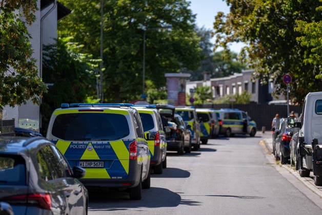 Mann in Frankfurt tödlich verletzt Polizei fahndet nach Tatverdächtigem Am Mittag des 11. August 2026 wurde in Frankfurt am Main eine schwer verletzte Person aufgefunden. Diese verstarb noch am Tatort. Die Polizei fahndet nach dem Täter, auch ein Hubschrauber ist im Einsatz. Der Täter ist flüchtig und möglicherweise bewaffnet. Frankfurt am Main Nied Hessen Deutschland