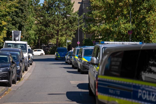 Mann in Frankfurt tödlich verletzt Polizei fahndet nach Tatverdächtigem Am Mittag des 11. August 2026 wurde in Frankfurt am Main eine schwer verletzte Person aufgefunden. Diese verstarb noch am Tatort. Die Polizei fahndet nach dem Täter, auch ein Hubschrauber ist im Einsatz. Der Täter ist flüchtig und möglicherweise bewaffnet. Frankfurt am Main Nied Hessen Deutschland