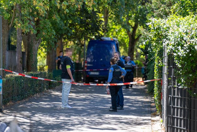 Mann in Frankfurt tödlich verletzt Polizei fahndet nach Tatverdächtigem Am Mittag des 11. August 2026 wurde in Frankfurt am Main eine schwer verletzte Person aufgefunden. Diese verstarb noch am Tatort. Die Polizei fahndet nach dem Täter, auch ein Hubschrauber ist im Einsatz. Der Täter ist flüchtig und möglicherweise bewaffnet. Frankfurt am Main Nied Hessen Deutschland