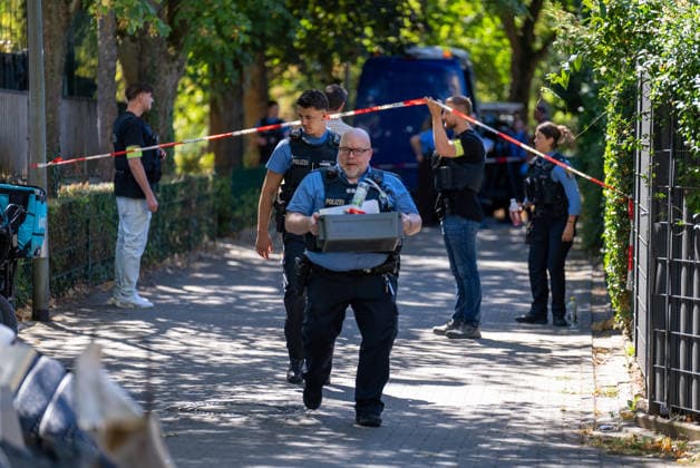 Mann in Frankfurt tödlich verletzt Polizei fahndet nach Tatverdächtigem Am Mittag des 11. August 2026 wurde in Frankfurt am Main eine schwer verletzte Person aufgefunden. Diese verstarb noch am Tatort. Die Polizei fahndet nach dem Täter, auch ein Hubschrauber ist im Einsatz. Der Täter ist flüchtig und möglicherweise bewaffnet. Frankfurt am Main Nied Hessen Deutschland