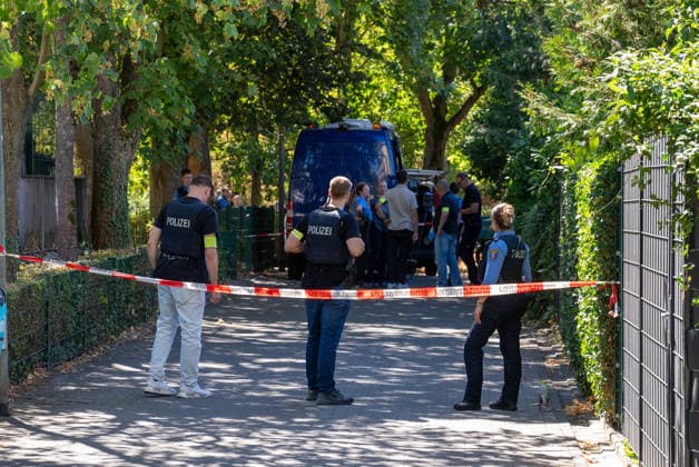 Mann in Frankfurt tödlich verletzt Polizei fahndet nach Tatverdächtigem Am Mittag des 11. August 2026 wurde in Frankfurt am Main eine schwer verletzte Person aufgefunden. Diese verstarb noch am Tatort. Die Polizei fahndet nach dem Täter, auch ein Hubschrauber ist im Einsatz. Der Täter ist flüchtig und möglicherweise bewaffnet. Frankfurt am Main Nied Hessen Deutschland