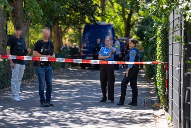 Mann in Frankfurt tödlich verletzt Polizei fahndet nach Tatverdächtigem Am Mittag des 11. August 2026 wurde in Frankfurt am Main eine schwer verletzte Person aufgefunden. Diese verstarb noch am Tatort. Die Polizei fahndet nach dem Täter, auch ein Hubschrauber ist im Einsatz. Der Täter ist flüchtig und möglicherweise bewaffnet. Frankfurt am Main Nied Hessen Deutschland