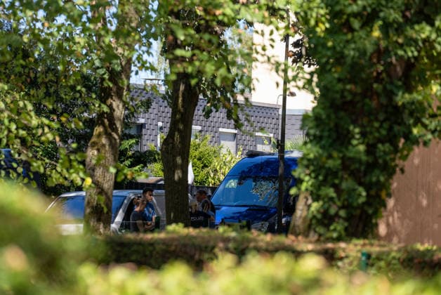 Mann in Frankfurt tödlich verletzt Polizei fahndet nach Tatverdächtigem Am Mittag des 11. August 2026 wurde in Frankfurt am Main eine schwer verletzte Person aufgefunden. Diese verstarb noch am Tatort. Die Polizei fahndet nach dem Täter, auch ein Hubschrauber ist im Einsatz. Der Täter ist flüchtig und möglicherweise bewaffnet. Frankfurt am Main Nied Hessen Deutschland
