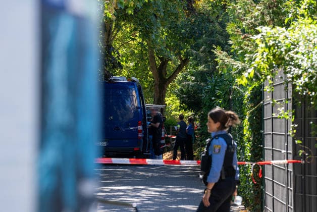 Mann in Frankfurt tödlich verletzt Polizei fahndet nach Tatverdächtigem Am Mittag des 11. August 2026 wurde in Frankfurt am Main eine schwer verletzte Person aufgefunden. Diese verstarb noch am Tatort. Die Polizei fahndet nach dem Täter, auch ein Hubschrauber ist im Einsatz. Der Täter ist flüchtig und möglicherweise bewaffnet. Frankfurt am Main Nied Hessen Deutschland