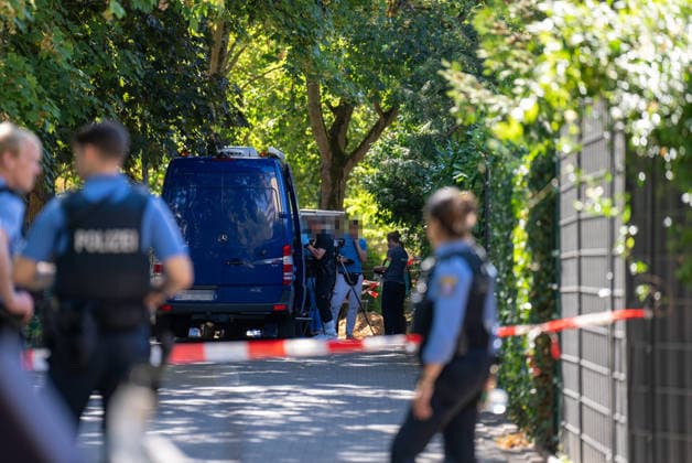 Mann in Frankfurt tödlich verletzt Polizei fahndet nach Tatverdächtigem Am Mittag des 11. August 2026 wurde in Frankfurt am Main eine schwer verletzte Person aufgefunden. Diese verstarb noch am Tatort. Die Polizei fahndet nach dem Täter, auch ein Hubschrauber ist im Einsatz. Der Täter ist flüchtig und möglicherweise bewaffnet. Frankfurt am Main Nied Hessen Deutschland