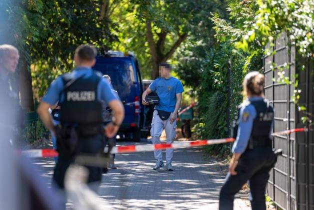 Mann in Frankfurt tödlich verletzt Polizei fahndet nach Tatverdächtigem Am Mittag des 11. August 2026 wurde in Frankfurt am Main eine schwer verletzte Person aufgefunden. Diese verstarb noch am Tatort. Die Polizei fahndet nach dem Täter, auch ein Hubschrauber ist im Einsatz. Der Täter ist flüchtig und möglicherweise bewaffnet. Frankfurt am Main Nied Hessen Deutschland