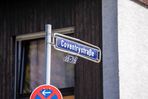 Mann in Frankfurt tödlich verletzt Polizei fahndet nach Tatverdächtigem Am Mittag des 11. August 2026 wurde in Frankfurt am Main eine schwer verletzte Person aufgefunden. Diese verstarb noch am Tatort. Die Polizei fahndet nach dem Täter, auch ein Hubschrauber ist im Einsatz. Der Täter ist flüchtig und möglicherweise bewaffnet. Frankfurt am Main Nied Hessen Deutschland