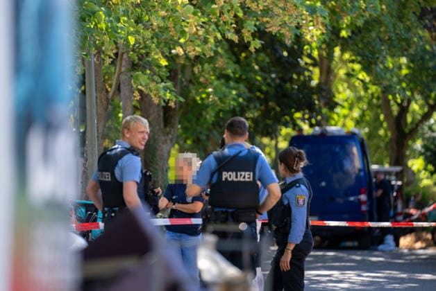 Mann in Frankfurt tödlich verletzt Polizei fahndet nach Tatverdächtigem Am Mittag des 11. August 2026 wurde in Frankfurt am Main eine schwer verletzte Person aufgefunden. Diese verstarb noch am Tatort. Die Polizei fahndet nach dem Täter, auch ein Hubschrauber ist im Einsatz. Der Täter ist flüchtig und möglicherweise bewaffnet. Frankfurt am Main Nied Hessen Deutschland