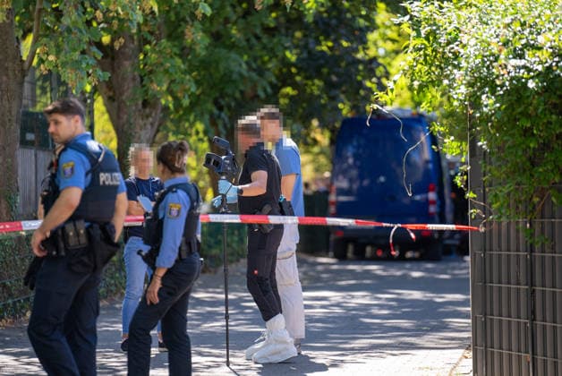 Mann in Frankfurt tödlich verletzt Polizei fahndet nach Tatverdächtigem Am Mittag des 11. August 2026 wurde in Frankfurt am Main eine schwer verletzte Person aufgefunden. Diese verstarb noch am Tatort. Die Polizei fahndet nach dem Täter, auch ein Hubschrauber ist im Einsatz. Der Täter ist flüchtig und möglicherweise bewaffnet. Frankfurt am Main Nied Hessen Deutschland