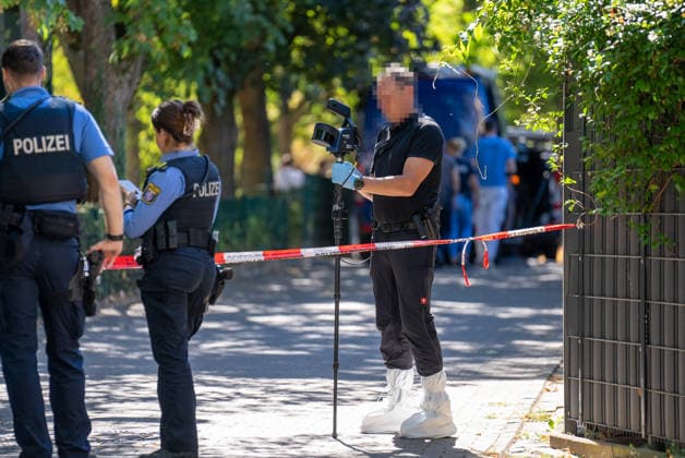 Mann in Frankfurt tödlich verletzt Polizei fahndet nach Tatverdächtigem Am Mittag des 11. August 2026 wurde in Frankfurt am Main eine schwer verletzte Person aufgefunden. Diese verstarb noch am Tatort. Die Polizei fahndet nach dem Täter, auch ein Hubschrauber ist im Einsatz. Der Täter ist flüchtig und möglicherweise bewaffnet. Frankfurt am Main Nied Hessen Deutschland
