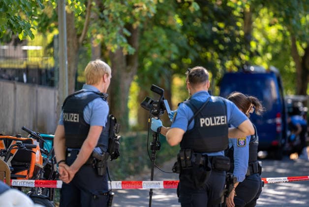 Mann in Frankfurt tödlich verletzt Polizei fahndet nach Tatverdächtigem Am Mittag des 11. August 2026 wurde in Frankfurt am Main eine schwer verletzte Person aufgefunden. Diese verstarb noch am Tatort. Die Polizei fahndet nach dem Täter, auch ein Hubschrauber ist im Einsatz. Der Täter ist flüchtig und möglicherweise bewaffnet. Frankfurt am Main Nied Hessen Deutschland