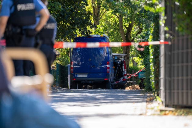 Mann in Frankfurt tödlich verletzt Polizei fahndet nach Tatverdächtigem Am Mittag des 11. August 2026 wurde in Frankfurt am Main eine schwer verletzte Person aufgefunden. Diese verstarb noch am Tatort. Die Polizei fahndet nach dem Täter, auch ein Hubschrauber ist im Einsatz. Der Täter ist flüchtig und möglicherweise bewaffnet. Frankfurt am Main Nied Hessen Deutschland