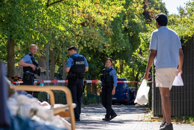 Mann in Frankfurt tödlich verletzt Polizei fahndet nach Tatverdächtigem Am Mittag des 11. August 2026 wurde in Frankfurt am Main eine schwer verletzte Person aufgefunden. Diese verstarb noch am Tatort. Die Polizei fahndet nach dem Täter, auch ein Hubschrauber ist im Einsatz. Der Täter ist flüchtig und möglicherweise bewaffnet. Frankfurt am Main Nied Hessen Deutschland