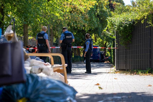 Mann in Frankfurt tödlich verletzt Polizei fahndet nach Tatverdächtigem Am Mittag des 11. August 2026 wurde in Frankfurt am Main eine schwer verletzte Person aufgefunden. Diese verstarb noch am Tatort. Die Polizei fahndet nach dem Täter, auch ein Hubschrauber ist im Einsatz. Der Täter ist flüchtig und möglicherweise bewaffnet. Frankfurt am Main Nied Hessen Deutschland