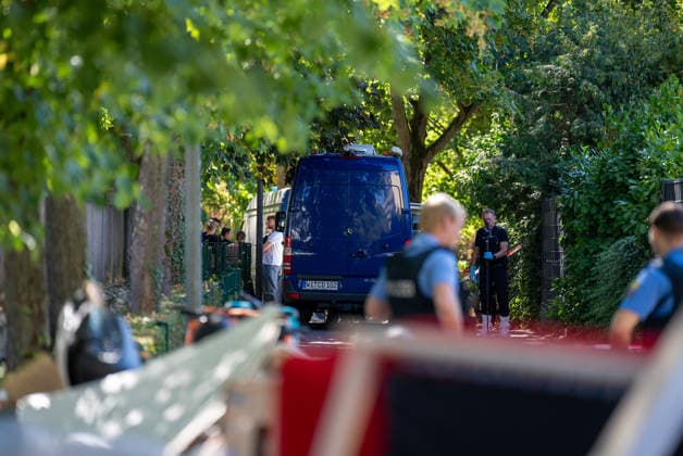 Mann in Frankfurt tödlich verletzt Polizei fahndet nach Tatverdächtigem Am Mittag des 11. August 2026 wurde in Frankfurt am Main eine schwer verletzte Person aufgefunden. Diese verstarb noch am Tatort. Die Polizei fahndet nach dem Täter, auch ein Hubschrauber ist im Einsatz. Der Täter ist flüchtig und möglicherweise bewaffnet. Frankfurt am Main Nied Hessen Deutschland