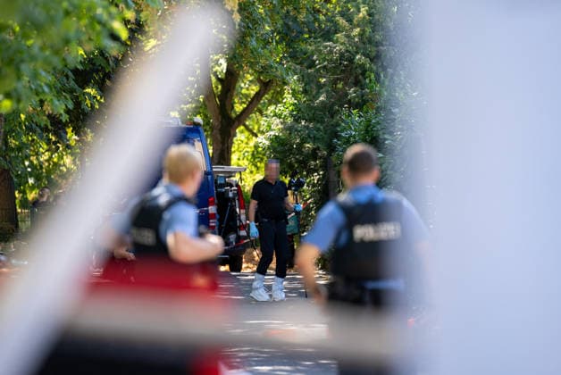 Mann in Frankfurt tödlich verletzt Polizei fahndet nach Tatverdächtigem Am Mittag des 11. August 2026 wurde in Frankfurt am Main eine schwer verletzte Person aufgefunden. Diese verstarb noch am Tatort. Die Polizei fahndet nach dem Täter, auch ein Hubschrauber ist im Einsatz. Der Täter ist flüchtig und möglicherweise bewaffnet. Frankfurt am Main Nied Hessen Deutschland
