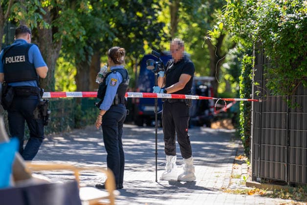 Mann in Frankfurt tödlich verletzt Polizei fahndet nach Tatverdächtigem Am Mittag des 11. August 2026 wurde in Frankfurt am Main eine schwer verletzte Person aufgefunden. Diese verstarb noch am Tatort. Die Polizei fahndet nach dem Täter, auch ein Hubschrauber ist im Einsatz. Der Täter ist flüchtig und möglicherweise bewaffnet. Frankfurt am Main Nied Hessen Deutschland