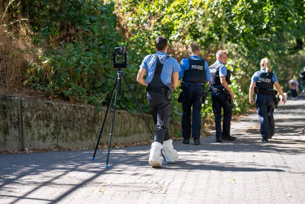Mann in Frankfurt tödlich verletzt Polizei fahndet nach Tatverdächtigem Am Mittag des 11. August 2026 wurde in Frankfurt am Main eine schwer verletzte Person aufgefunden. Diese verstarb noch am Tatort. Die Polizei fahndet nach dem Täter, auch ein Hubschrauber ist im Einsatz. Der Täter ist flüchtig und möglicherweise bewaffnet. Frankfurt am Main Nied Hessen Deutschland