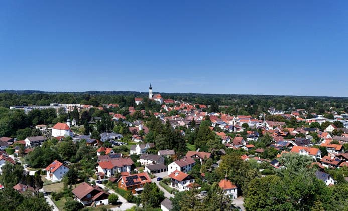 Ein Sommertag bei Dießen am Ammersee (Landkreis Landsberg am Lech). Hier der Blick auf Stadt, Ortschaft von oben, Stadtblick, Ortsblick, Skyline, Häuserblick, in der Bildmitte das Kloster, Münster Mariä Himmelfahrt