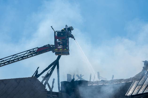 Ehemalige Gaststätte, Lagerhalle und Garage stehen in Vollbrand Am 11.08.2026 brannten in Greifenstein-Arborn das Gebäude einer ehemaligen Gaststätte, eine Lagerhalle und eine benachbarte Garage. Die Einsatzkräfte waren zunächst zu einer brennenden Gartenhütte alarmiert worden, das Einsatzstichwort wurde noch auf der Anfahrt auf einen Wohnhausbrand erhöht. Beim Eintreffen der Feuerwehr standen die Gebäude teils bereits in Vollbrand, verletzt wurde niemand. Die L3046 K91 war im betroffenen Bereich aufgrund des Einsatzes gesperrt. Rund 140 Einsatzkräfte waren im Einsatz, unterstützt von den Drehleitern aus Herborn und Weilburg sowie weiteren Kräften umliegender Feuerwehren, dem THW und der Polizei. Greifenborn Arborn Hessen Deutsch