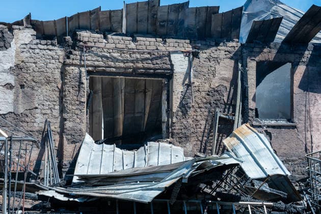 Ehemalige Gaststätte, Lagerhalle und Garage stehen in Vollbrand Am 11.08.2026 brannten in Greifenstein-Arborn das Gebäude einer ehemaligen Gaststätte, eine Lagerhalle und eine benachbarte Garage. Die Einsatzkräfte waren zunächst zu einer brennenden Gartenhütte alarmiert worden, das Einsatzstichwort wurde noch auf der Anfahrt auf einen Wohnhausbrand erhöht. Beim Eintreffen der Feuerwehr standen die Gebäude teils bereits in Vollbrand, verletzt wurde niemand. Die L3046 K91 war im betroffenen Bereich aufgrund des Einsatzes gesperrt. Rund 140 Einsatzkräfte waren im Einsatz, unterstützt von den Drehleitern aus Herborn und Weilburg sowie weiteren Kräften umliegender Feuerwehren, dem THW und der Polizei. Greifenborn Arborn Hessen Deutsch