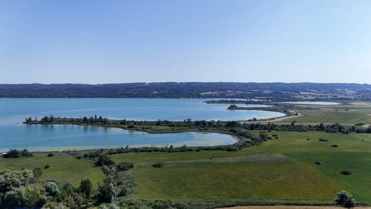 Ein Sommertag bei Dießen am Ammersee (Landkreis Landsberg am Lech). Hier der Blick auf das Südende des Ammersee, mit Zufluss Rott und dahinter Ammer, Naturschutzgebiet