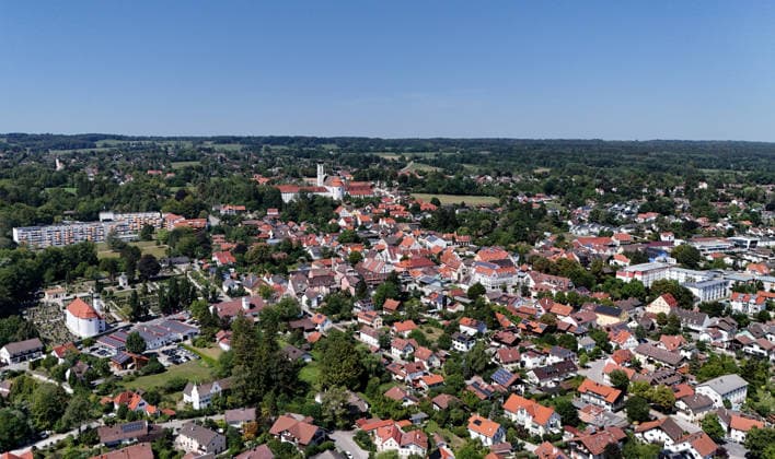 Ein Sommertag bei Dießen am Ammersee (Landkreis Landsberg am Lech). Hier der Blick auf Stadt, Ortschaft von oben, Stadtblick, Ortsblick, Skyline, Häuserblick, in der Bildmitte das Kloster, Münster Mariä Himmelfahrt