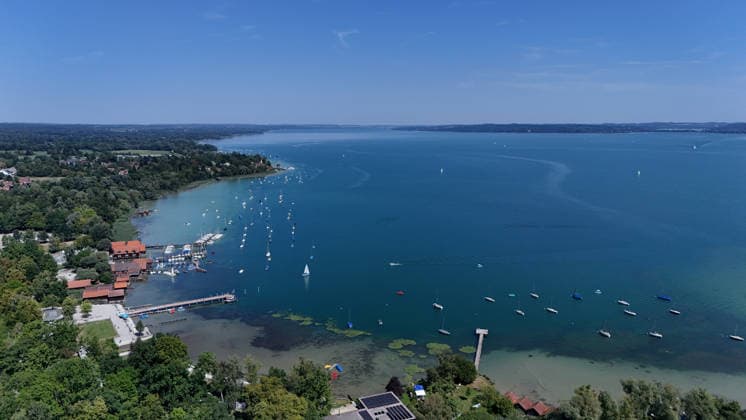 Ein Sommertag bei Dießen am Ammersee (Landkreis Landsberg am Lech). Hier der Blick auf Stadt, Ortschaft von oben, Stadtblick, Ortsblick, Skyline, Häuserblick, Ufer mit Ammersee, Blickrichtung Norden