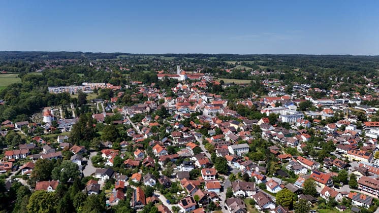 Ein Sommertag bei Dießen am Ammersee (Landkreis Landsberg am Lech). Hier der Blick auf Stadt, Ortschaft von oben, Stadtblick, Ortsblick, Skyline, Häuserblick, in der Bildmitte das Kloster, Münster Mariä Himmelfahrt