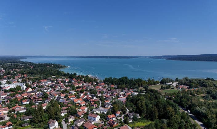 Ein Sommertag bei Dießen am Ammersee (Landkreis Landsberg am Lech). Hier der Blick auf Stadt, Ortschaft von oben, Stadtblick, Ortsblick, Skyline, Häuserblick, rechts der Ammersee