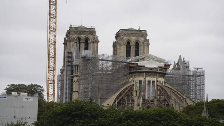 Eine historische Kathedrale, die restauriert wird, mit Gerüsten und einem Kran daneben. Notra Dame. Paris A historic cathedral undergoing restoration with scaffolding and a crane alongside. Notra Dame. Paris Copyright: imageBROKER StephenxPayne ibxsxe18717595.jpg
