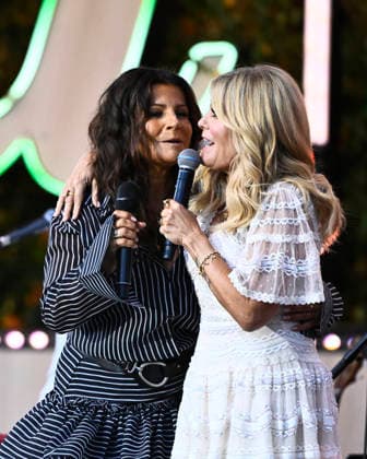 STOCKHOLM, SWEDEN 20260811 Carola Häggkvist and host Pernilla Wahlgren during the season s final episode of *Allsang pa Skansen* on Tuesday evening STOCKHOLM SWEDEN x10080x  Copyright: xFredrikxSandberg TTx ALLSANG PA SKANSEN 2026 FSnDpk2u_kg