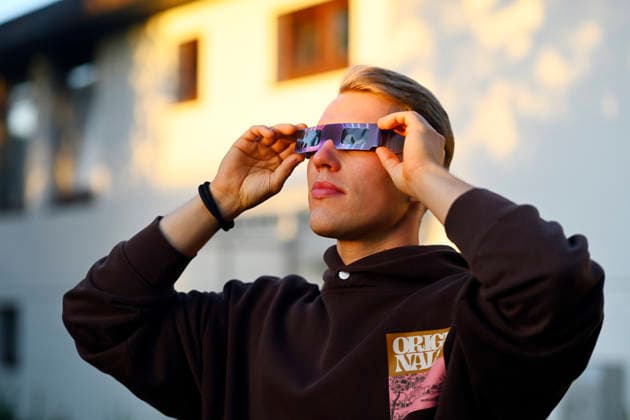 Junger Mann mit Schutzbrille für die Sonnenfinsternis in Hamburg, Deutschland Hamburg Hamburg Deutschland ** NUR FÜR REDAKTIONELLE ZWECKE ** EDITORIAL USE ONLY **