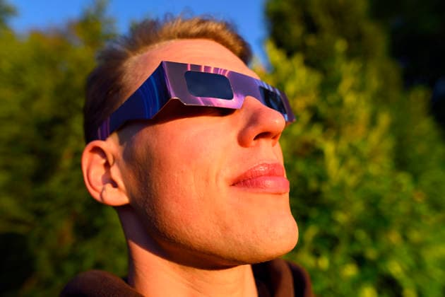Junger Mann mit Schutzbrille für die Sonnenfinsternis in Hamburg, Deutschland Hamburg Hamburg Deutschland ** NUR FÜR REDAKTIONELLE ZWECKE ** EDITORIAL USE ONLY **