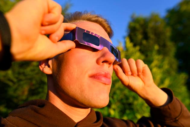 Junger Mann mit Schutzbrille für die Sonnenfinsternis in Hamburg, Deutschland Hamburg Hamburg Deutschland ** NUR FÜR REDAKTIONELLE ZWECKE ** EDITORIAL USE ONLY **