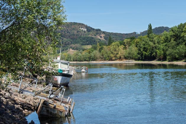 Niedrigwasser am Rhein: Boote im trockenen Nebenarm bei Insel Nonnenwerth aufgesessen Niedrigwasser am Rhein: Bei einem Pegelstand von -3 cm am Pegel Oberwinter und 70 cm am Pegel Bonn neue Tiefstwerte liegt der Rheinarm (Nebenarm) bei der Insel Nonnenwerth größtenteils trocken. Dort liegende Boote sind auf dem ausgetrockneten Flussbett aufgesessen. Am Rhein werden weiterhin neue Negativrekorde unterboten. Remagen Rolandswerth Rheinland-Pfalz Deutschland Copyright: xMarcxJohnx