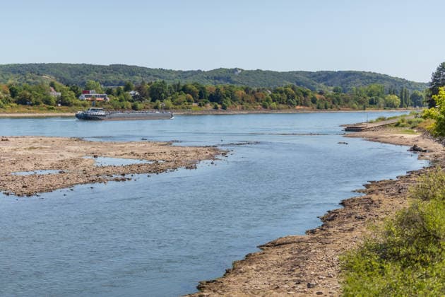 Niedrigwasser am Rhein: Boote im trockenen Nebenarm bei Insel Nonnenwerth aufgesessen Niedrigwasser am Rhein: Bei einem Pegelstand von -3 cm am Pegel Oberwinter und 70 cm am Pegel Bonn neue Tiefstwerte liegt der Rheinarm (Nebenarm) bei der Insel Nonnenwerth größtenteils trocken. Dort liegende Boote sind auf dem ausgetrockneten Flussbett aufgesessen. Am Rhein werden weiterhin neue Negativrekorde unterboten. Remagen Rolandswerth Rheinland-Pfalz Deutschland Copyright: xMarcxJohnx