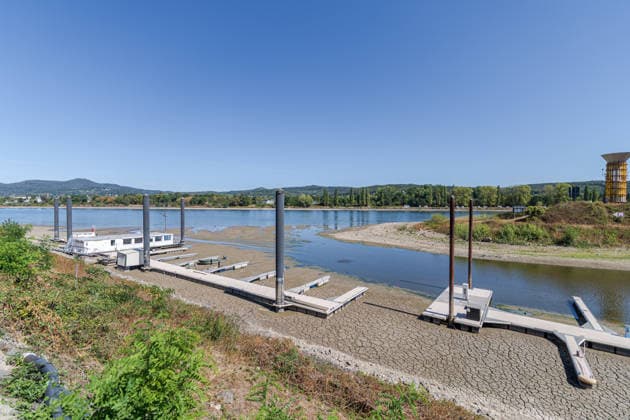 Niedrigwasser am Rhein: Yachthafen Oberwinter teilweise trockengefallen - 11.08.2026. Niedrigwasser am Rhein: Bei einem Pegelstand von -3 cm am Pegel Oberwinter und 70 cm am Pegel Bonn neue Tiefstwerte sind Teile des Yachthafens Oberwinter trockengefallen. Mehrere Boote liegen im Trockenen, eine Zufahrt in den Hafenbereich ist derzeit nicht mehr möglich. Am Rhein werden weiterhin neue Negativrekorde unterboten. Remagen Oberwinter Rheinland-Pfalz Deutschland Copyright: xMarcxJohnx