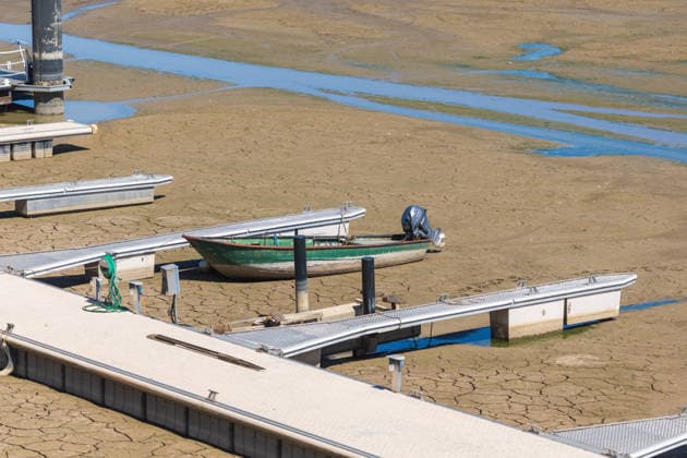 Niedrigwasser am Rhein: Yachthafen Oberwinter teilweise trockengefallen - 11.08.2026. Niedrigwasser am Rhein: Bei einem Pegelstand von -3 cm am Pegel Oberwinter und 70 cm am Pegel Bonn neue Tiefstwerte sind Teile des Yachthafens Oberwinter trockengefallen. Mehrere Boote liegen im Trockenen, eine Zufahrt in den Hafenbereich ist derzeit nicht mehr möglich. Am Rhein werden weiterhin neue Negativrekorde unterboten. Remagen Oberwinter Rheinland-Pfalz Deutschland Copyright: xMarcxJohnx
