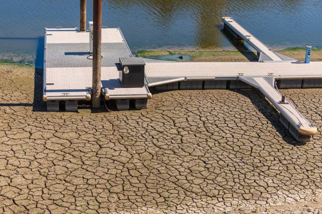 Niedrigwasser am Rhein: Yachthafen Oberwinter teilweise trockengefallen - 11.08.2026. Niedrigwasser am Rhein: Bei einem Pegelstand von -3 cm am Pegel Oberwinter und 70 cm am Pegel Bonn neue Tiefstwerte sind Teile des Yachthafens Oberwinter trockengefallen. Mehrere Boote liegen im Trockenen, eine Zufahrt in den Hafenbereich ist derzeit nicht mehr möglich. Am Rhein werden weiterhin neue Negativrekorde unterboten. Remagen Oberwinter Rheinland-Pfalz Deutschland Copyright: xMarcxJohnx