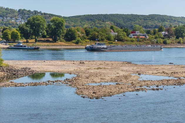 Niedrigwasser am Rhein: Boote im trockenen Nebenarm bei Insel Nonnenwerth aufgesessen Niedrigwasser am Rhein: Bei einem Pegelstand von -3 cm am Pegel Oberwinter und 70 cm am Pegel Bonn neue Tiefstwerte liegt der Rheinarm (Nebenarm) bei der Insel Nonnenwerth größtenteils trocken. Dort liegende Boote sind auf dem ausgetrockneten Flussbett aufgesessen. Am Rhein werden weiterhin neue Negativrekorde unterboten. Remagen Rolandswerth Rheinland-Pfalz Deutschland Copyright: xMarcxJohnx