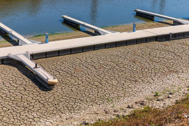 Niedrigwasser am Rhein: Yachthafen Oberwinter teilweise trockengefallen - 11.08.2026. Niedrigwasser am Rhein: Bei einem Pegelstand von -3 cm am Pegel Oberwinter und 70 cm am Pegel Bonn neue Tiefstwerte sind Teile des Yachthafens Oberwinter trockengefallen. Mehrere Boote liegen im Trockenen, eine Zufahrt in den Hafenbereich ist derzeit nicht mehr möglich. Am Rhein werden weiterhin neue Negativrekorde unterboten. Remagen Oberwinter Rheinland-Pfalz Deutschland Copyright: xMarcxJohnx