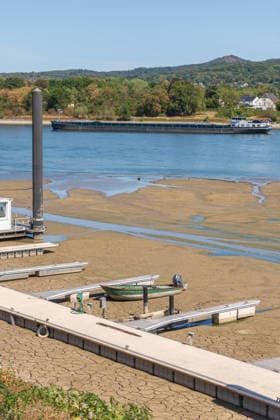 Niedrigwasser am Rhein: Yachthafen Oberwinter teilweise trockengefallen - 11.08.2026. Niedrigwasser am Rhein: Bei einem Pegelstand von -3 cm am Pegel Oberwinter und 70 cm am Pegel Bonn neue Tiefstwerte sind Teile des Yachthafens Oberwinter trockengefallen. Mehrere Boote liegen im Trockenen, eine Zufahrt in den Hafenbereich ist derzeit nicht mehr möglich. Am Rhein werden weiterhin neue Negativrekorde unterboten. Remagen Oberwinter Rheinland-Pfalz Deutschland Copyright: xMarcxJohnx